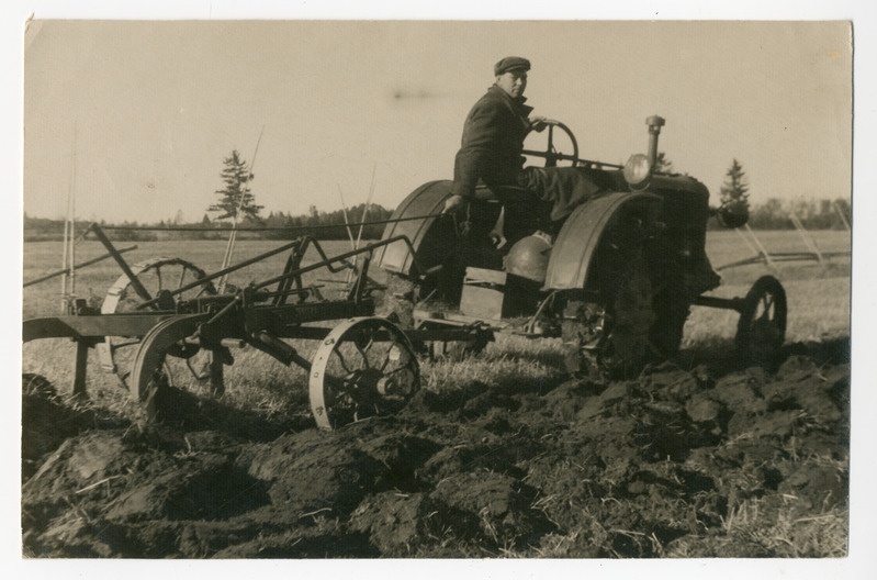 Foto, must-valge, Töörahva Hääl. Traktoriga mees