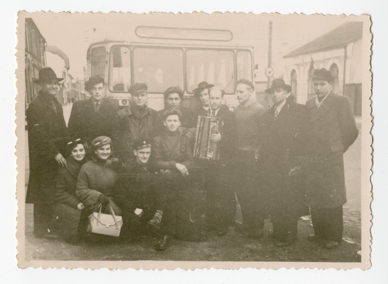 Foto. Bussi ette kogunenud inimesed