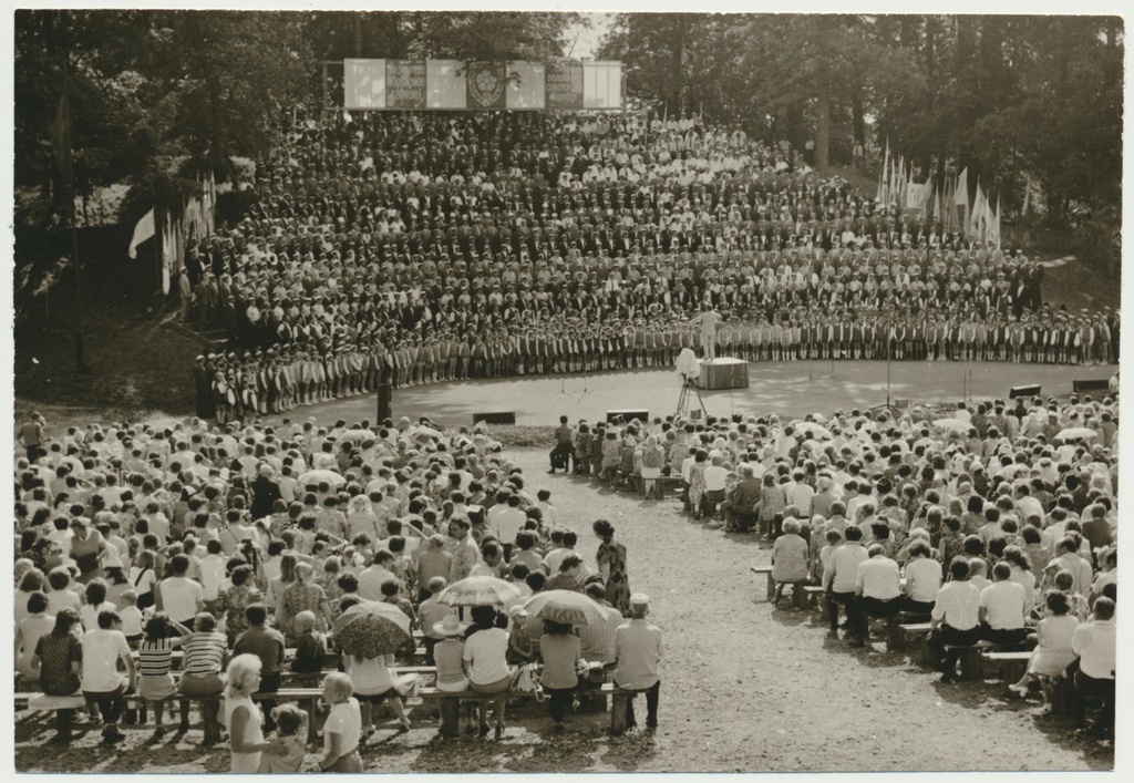 foto, Viljandi lauluväljak, vabariiklik meeskooride laulupäev, esineb ühendkoor, juuni 1973