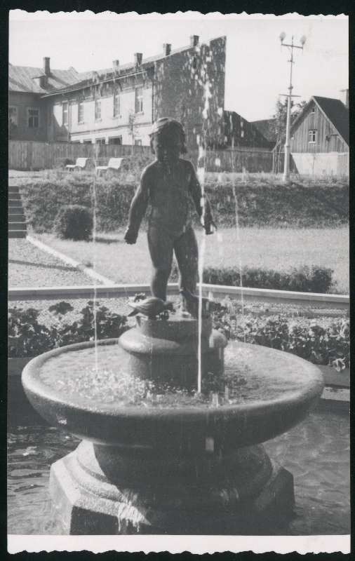 fotopostkaart, Viljandi, Keskväljak, purskkaev Tüdruk tuvidega, 1957, foto H. Riet