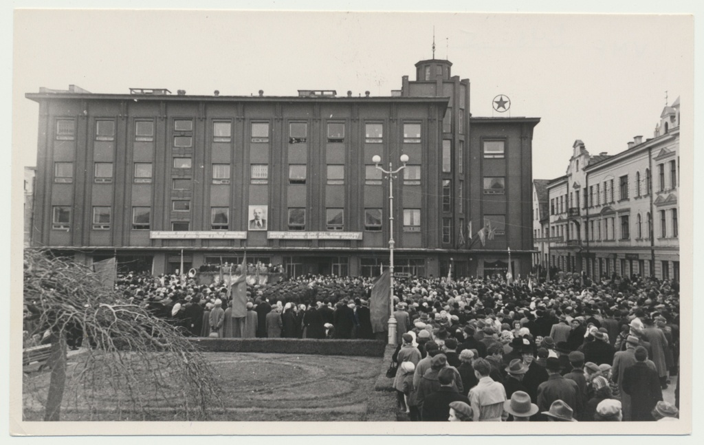 foto, Viljandi, 1.mai miiting, Keskväljak, parteimaja (Tartu tn 11), 1960, foto L. Vellema