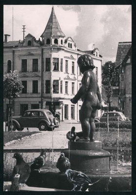 foto, Viljandi, Keskväljak, purskkaev Tüdruk tuvidega, Tartu tn-V. Kingissepa (Lossi) tn ristmik, u 1958, foto E. Veliste?  duplicate photo