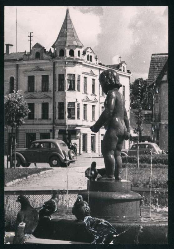 foto, Viljandi, Keskväljak, purskkaev Tüdruk tuvidega, Tartu tn-V. Kingissepa (Lossi) tn ristmik, u 1958, foto E. Veliste?