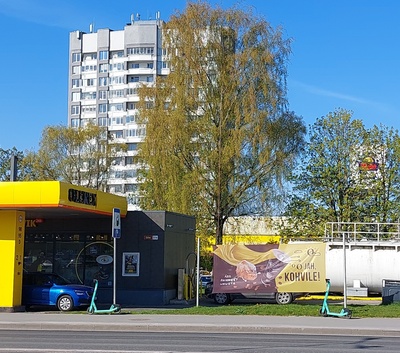 Korterelamu Sõle tn-l, tornelamu vaade, ees end restoran Saku. EMP, arhitekt Krista Karu rephoto