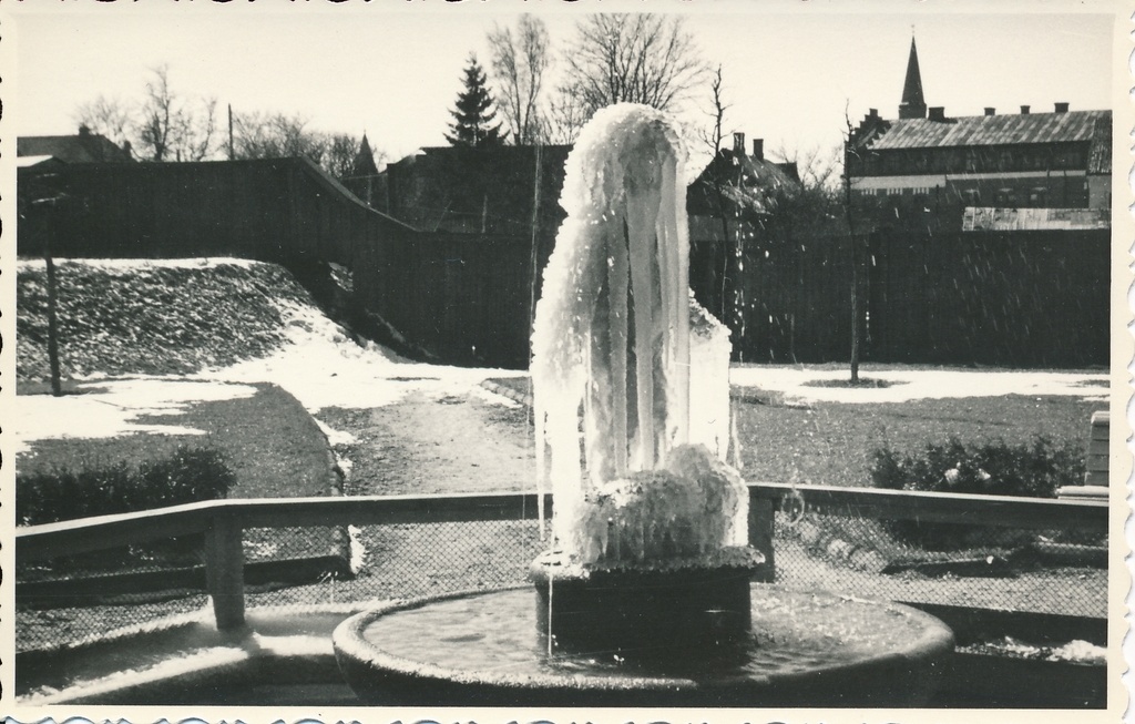 foto, Viljandi, Keskväljak, purskkaev Tüdruk tuvidega, kuju jääga kaetud, u 1960