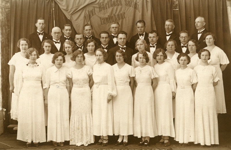Jõhvi Haridusseltsi laulukoor lipuga 1936.a.