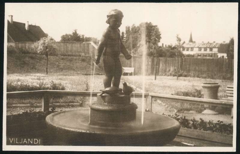 fotopostkaart, Viljandi, Keskväljak, purskkaev Tüdruk tuvidega, u 1958