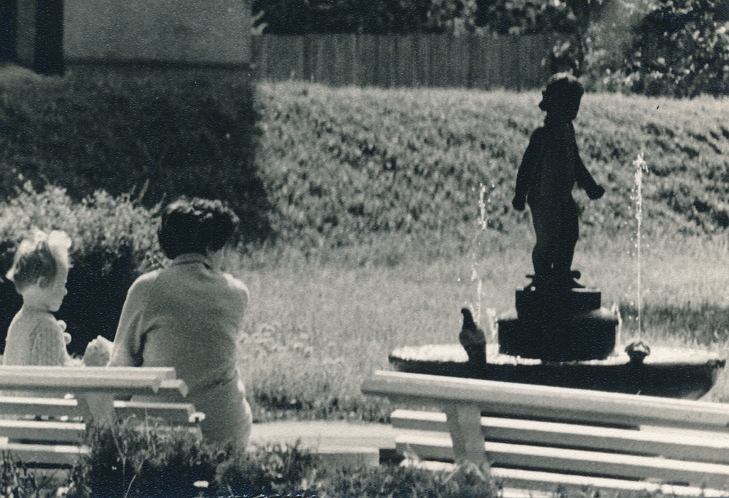 foto, Viljandi, Keskväljak, purskkaev Tüdruk tuvidega, 1963