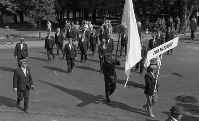 Negatiiv. III poistekooride laulupidu Tartus 1986. A. Nilsoni kogu. Elva meeskoor rongkäigus.  similar photo