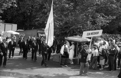 Negatiiv. III poistekooride laulupidu Tartus 1986. A. Nilsoni kogu. Elva meeskoor rongkäigus.  similar photo