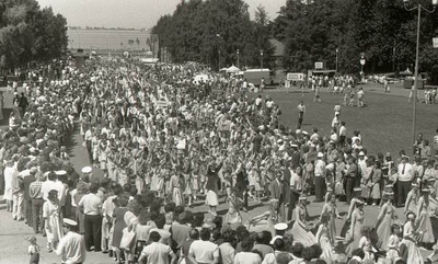 Negatiiv. VI koolinoorte laulu- ja tantsupidu 1987. Tartu III keskkool rongkäigus.  similar photo