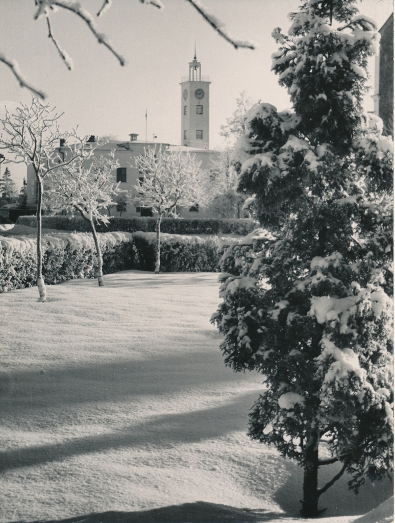 foto, Viljandi, Linnaväljak, raekoda, u 1970, foto E. Veliste