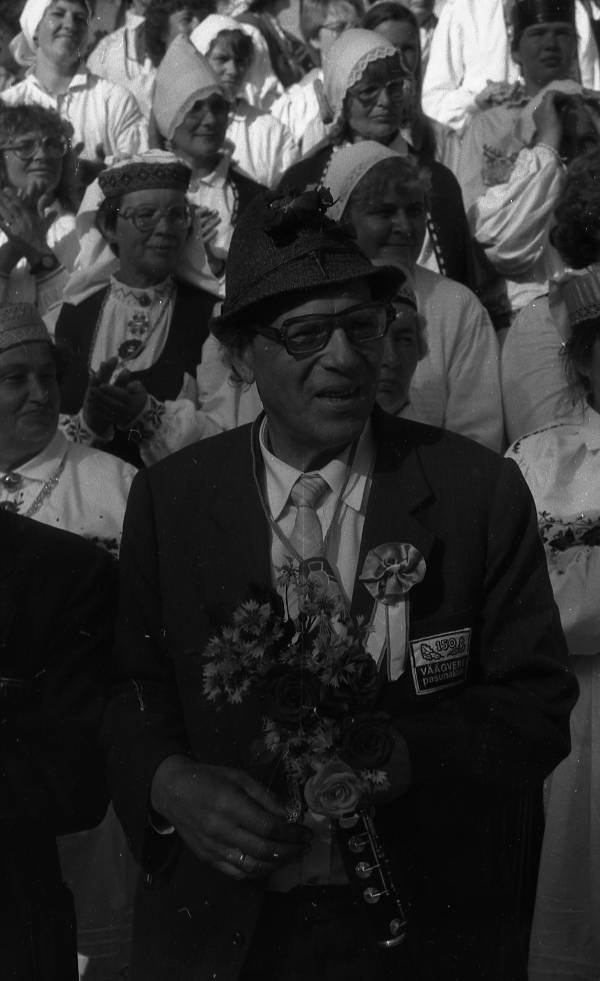 Fotonegatiiv. Vabariiklik naiskooride laulupäev Elvas 4. juulil 1993. Väägvere puhkpilliorkestri dirigent Sulev-Arnold Unt.