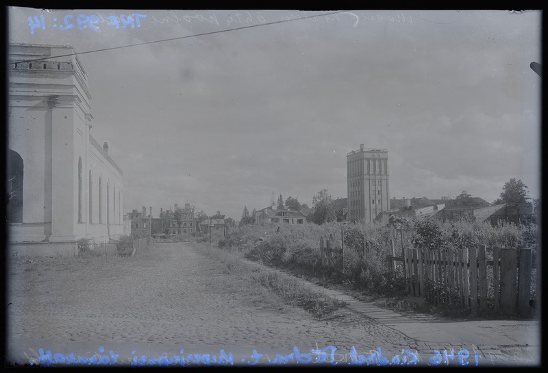 Klaasnegatiiv. Vaade Kuperjanovi t poolt: Maarja kirik (vasakul), veetorn (paremal). Tartu, 1946.