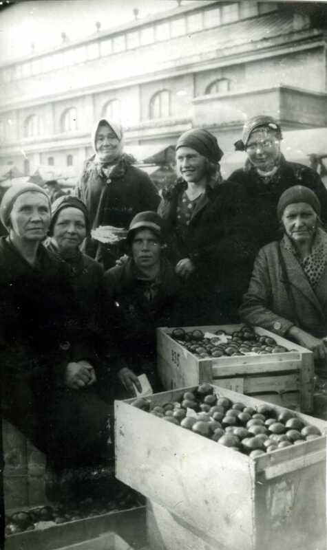 Foto, Tartu tomatikasvatajad turul (?), 1930.