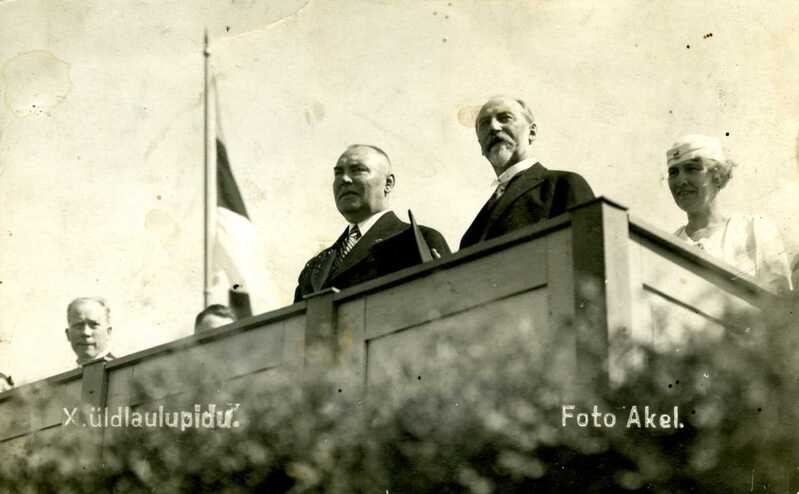 X üldlaulupidu, tribüünil esiplaanil Läti Vabariigi president Alberts Kviesis (vasakul) ja Eesti Vabariigi riigivanem Jaan Tõnisson. Tallinn, 1933. Foto Akel.