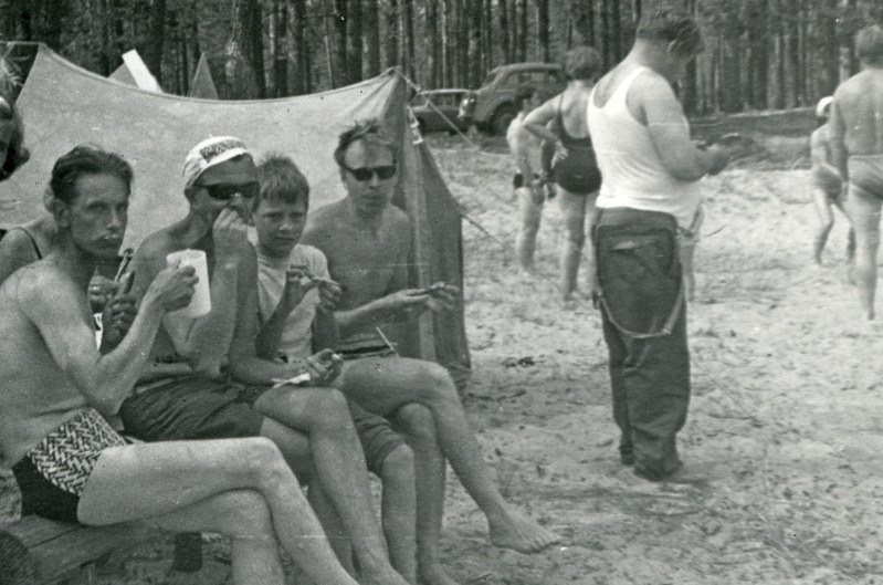 Tartu kino Ekraan töötajate suvepäevad. Virumaa, Kauksi, 1970.