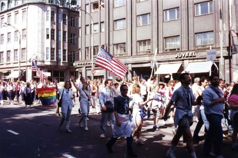 XII üldlaulupidu. Rongkäik, esiplaanil USA koorilauljad. Tallinn, 30. 06.1990.