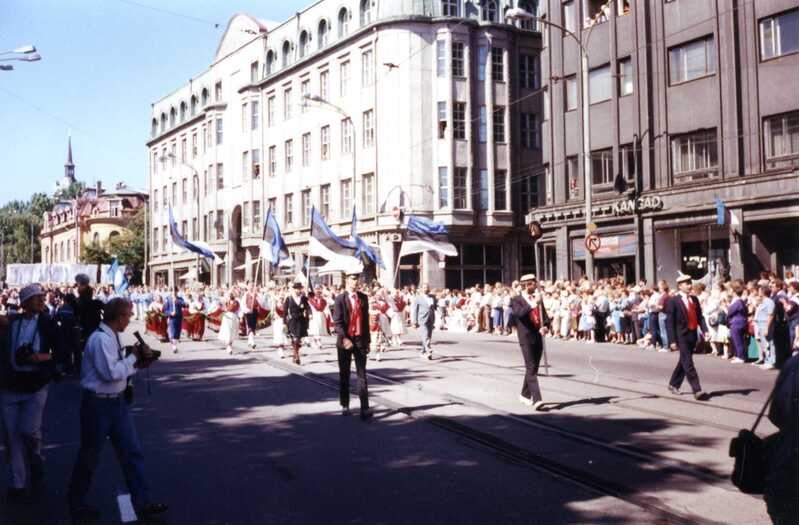 XII üldlaulupidu. Rongkäik, osalejad Eesti lippudega.  Tallinn, 30. 06.1990.