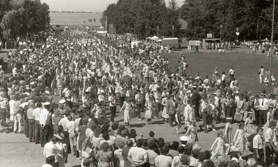 Negatiiv. VI koolinoorte laulu- ja tantsupidu 1987. Tartu V keskkool rongkäigus.  similar photo