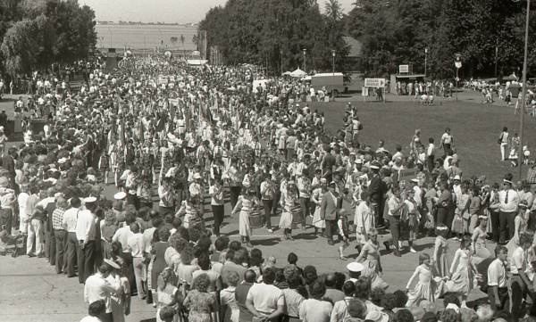 Negatiiv. VI koolinoorte laulu- ja tantsupidu 1987. Tartu V keskkool rongkäigus.