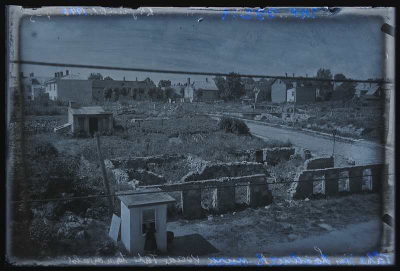 Klaasnegatiiv. Sõjavaremed. Tähe ja Looduse (Lootuse t) t nurk. Tartu, 1946.