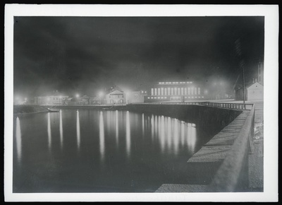 Klaasnegatiiv. Emajõe paremkallas, taga tuledes turuhoone. Tartu, 1938.  duplicate photo