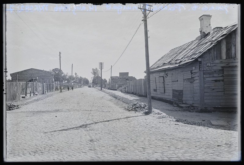 Klaasnegatiiv. Sõjavaremed. Jaama t, vaade Pärna t nurgalt. Majal tänavasilt: Pärna. Tartu, 1946.