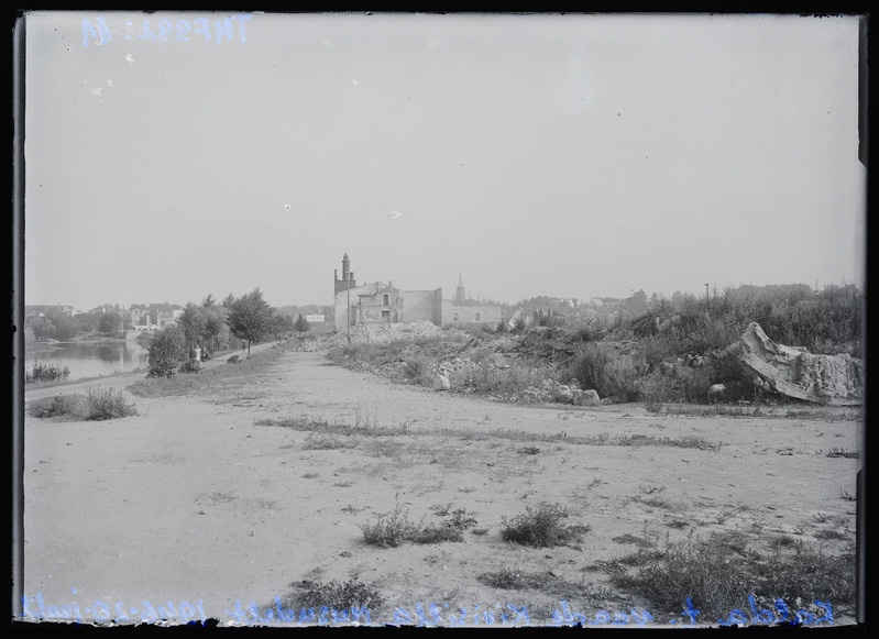 Klaasnegatiiv. Sõjavaremed. Kalda t ja hävinud Livonia õllevabrik (püsti vabriku torn), vaade Kivisilla rusudelt. Tartu, 1946.