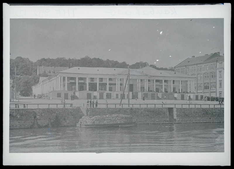 Klaasnegatiiv. Kaubahoov, vaade Emajõelt. Tartu, 1925-1935.