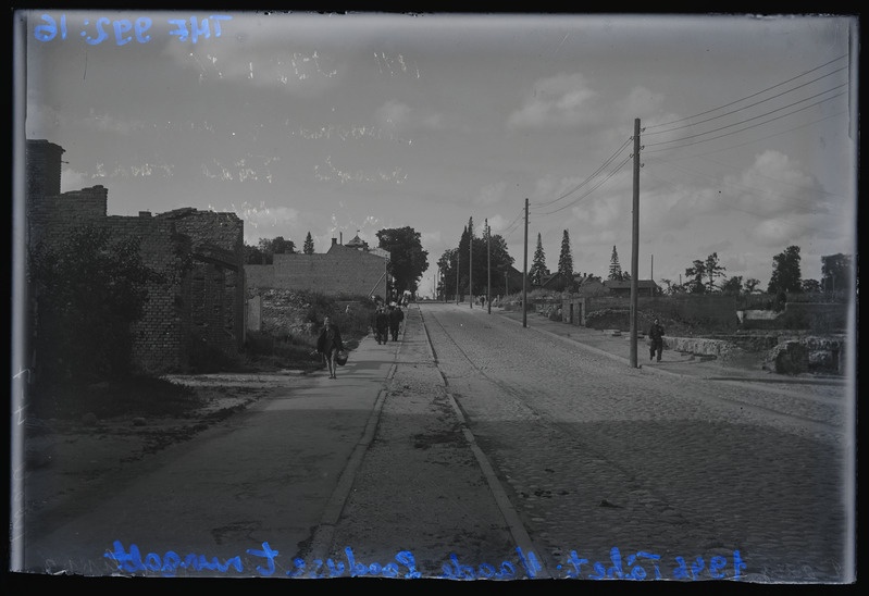 Klaasnegatiiv. Tähe t, vaade Looduse (Lootuse) t nurgalt kesklinna suunas. Tartu, 1946.