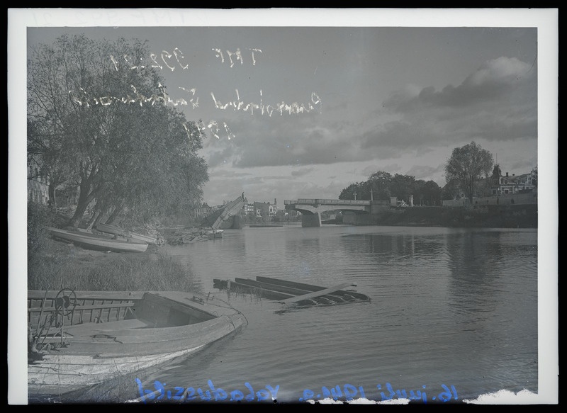 Klaasnegatiiv. Emajõgi ja paadid kaldal, taga purustatud Vabaduse sild. Tartu, 1941.