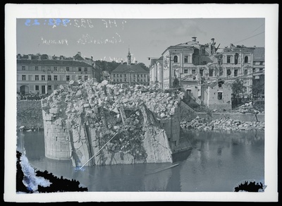 Klaasnegatiiv. Varemetes Kivisild, vaade Raekoja platsi suunas. Tartu, 1941.  duplicate photo