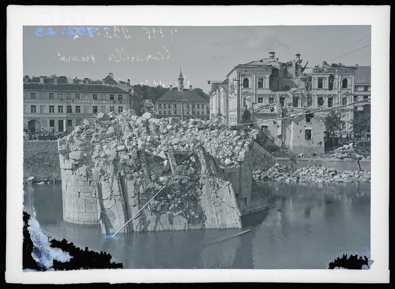 Klaasnegatiiv. Varemetes Kivisild, vaade Raekoja platsi suunas. Tartu, 1941.
