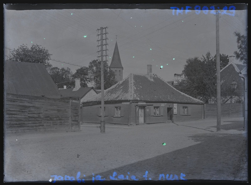 Klaasnegatiiv. Jakobi t  ja Laia t nurk, taga Jaani kiriku torn. Tartu, 1925-1935.