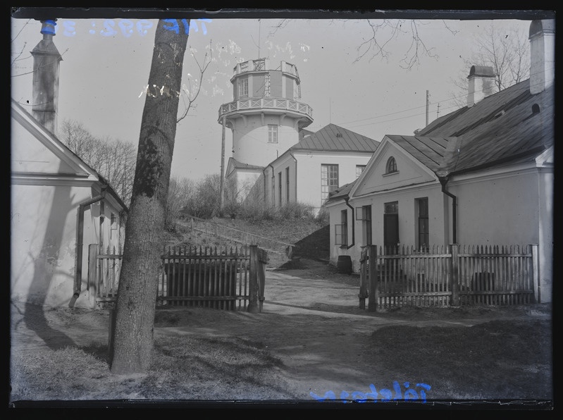 Klaasnegatiiv. Tähetorn, paremal astronoomi elamu.  Tartu, 1930-1940.