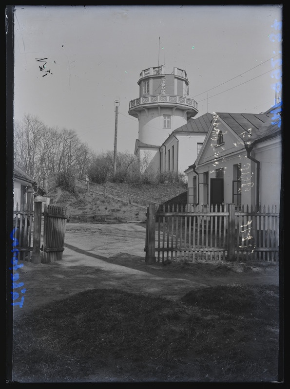 Klaasnegatiiv. Tähetorn, paremal astronoomi elamu.  Tartu, 1930-1940.