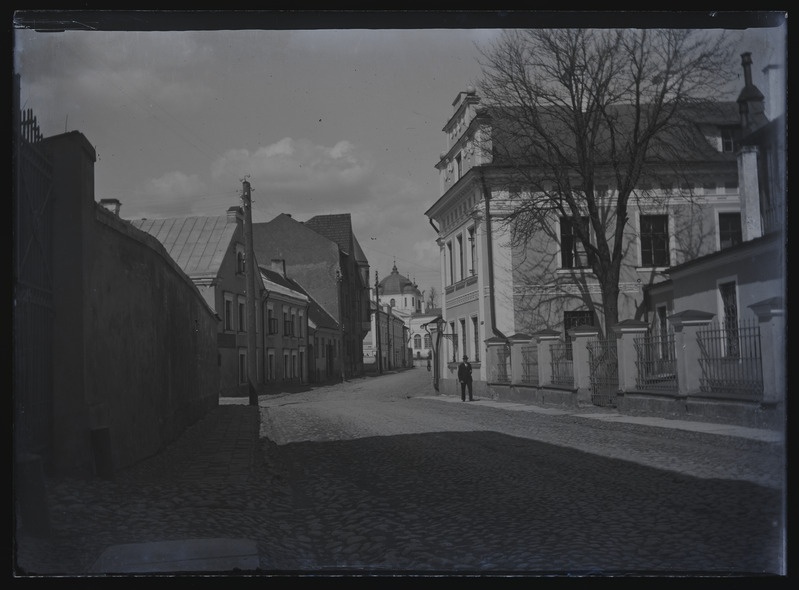Klaasnegatiiv. Kompanii t, kauguses Uspenski kirik. Tartu, 1930-1940.