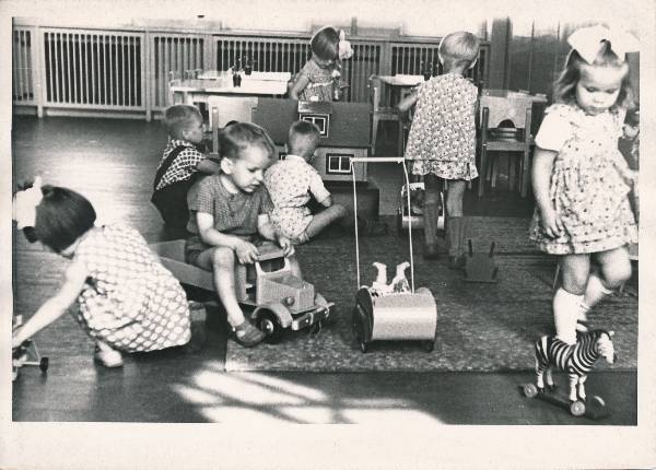 Lasteaed (Lille 18), lapsed ja mänguasjad. Tartu,1964. Foto K. Kriibi.