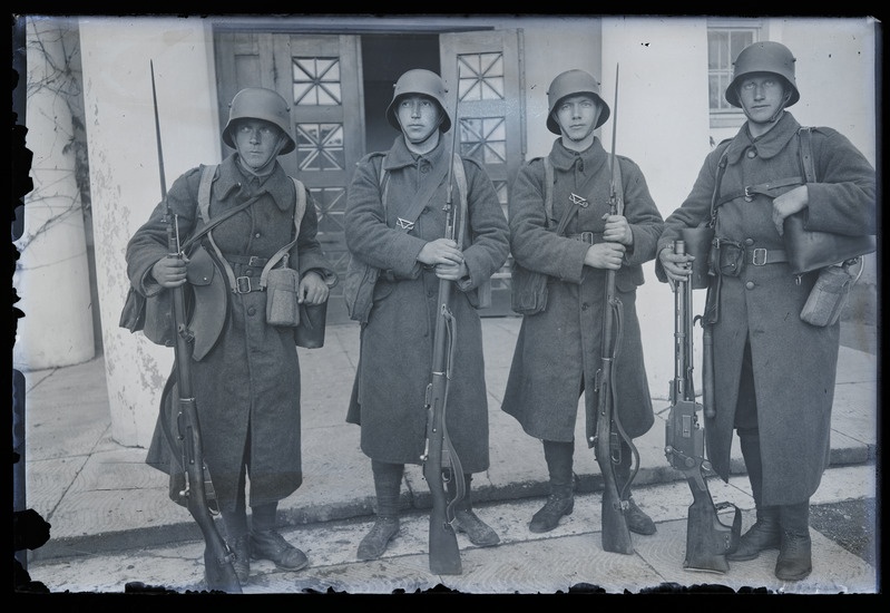 Klaasnegatiiv. Arvatavasti eesti sõdurid, peas saksa kiivrid ning käes kergekuulipilduja ja vene vintpüssid.  Tartumaa?, 1920-1925.