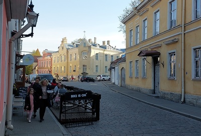 Kahekordne kivimaja Uue tänava ja Olevimäe nurgal. rephoto