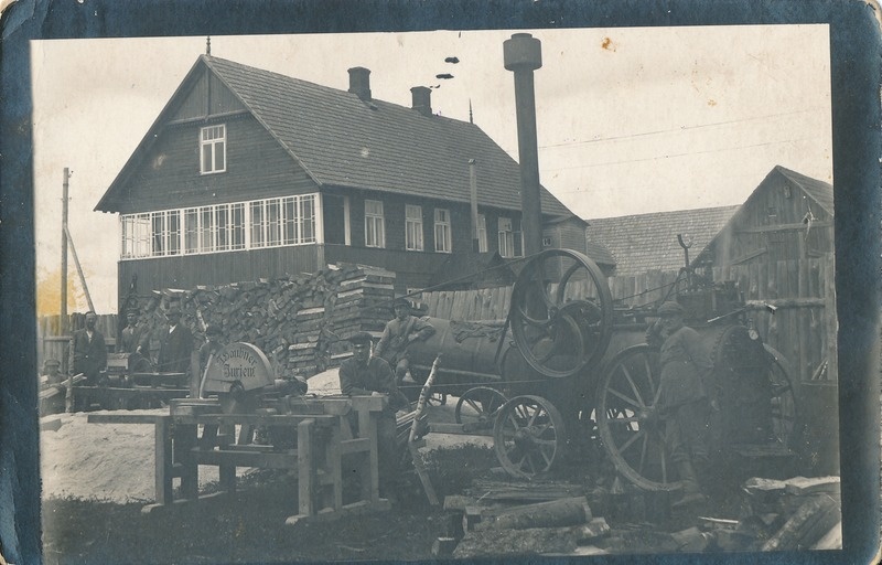 Küttepuude saagimine. Kreissaag (firma Haubner, Jurjev), aurukatel. Räpina, enne 1940.