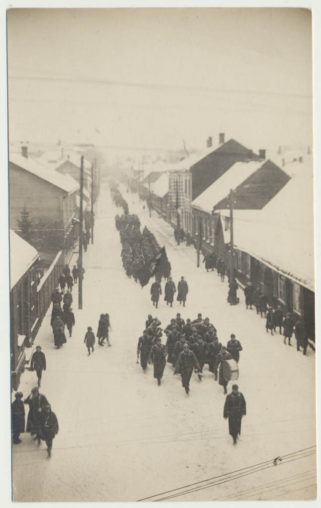 foto, Viljandi, Eesti Vabariigi aastapäev u 1925, marsivad Sakala partisanid, orkester, Posti tn (Eha tn ristmikul)