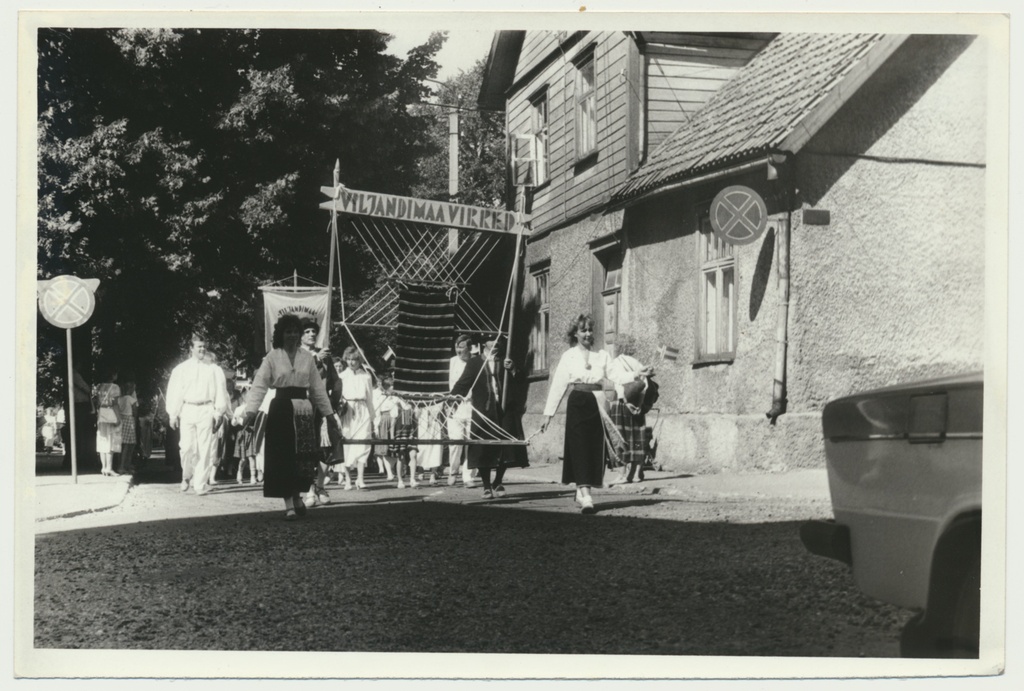 foto, Viljandimaa Virred, rongkäik, Lossi tn (võte Posti tn-lt) 1989 foto Peeter Hunt