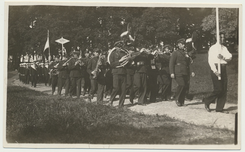 foto, Viljandi Helikunsti Seltsi meeskoor, laulupeo rongkäigus, u 1935