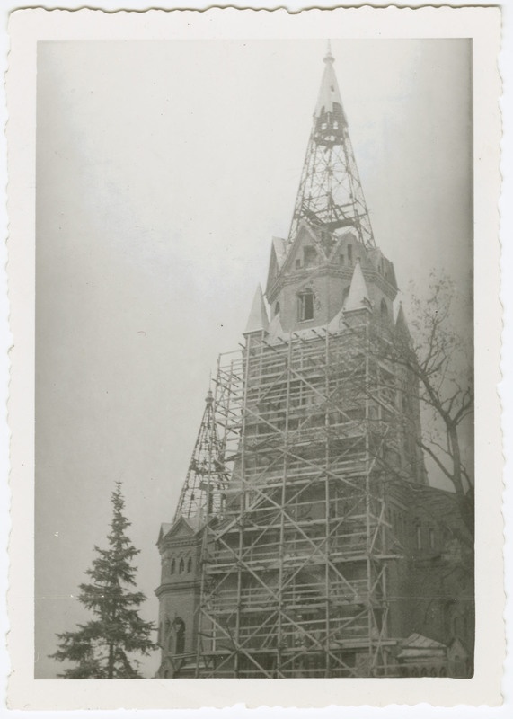 Purustatud Tartu 1944.a. Peetri kiriku torn.
