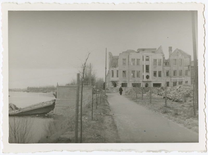 Purustatud Tartu 1944.a. Emajõe äärne tänav purustatud Vabadussillaga.