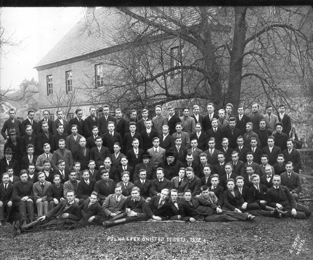 Foto.Põlva leerilapsed 11.detsembril 1932.a. leerimaja juures. Foto Gustav Zopp.
