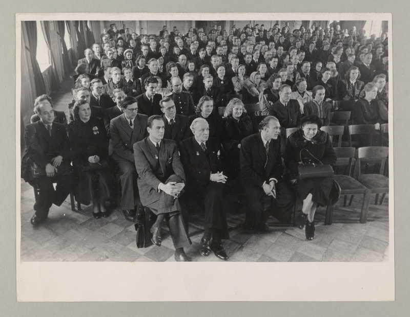 ENSV kolhoositalurahva kunstilise isetegevuse II vabariiklik ülevaatus. Kohtumine kunstitegelastega. Kunstitegelased Kultuurihoone saalis.