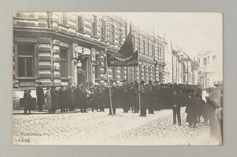 Sidetöötajate kolonn lipu ja loosungiga seismas Vene tänaval Telegraafi kontori ees.